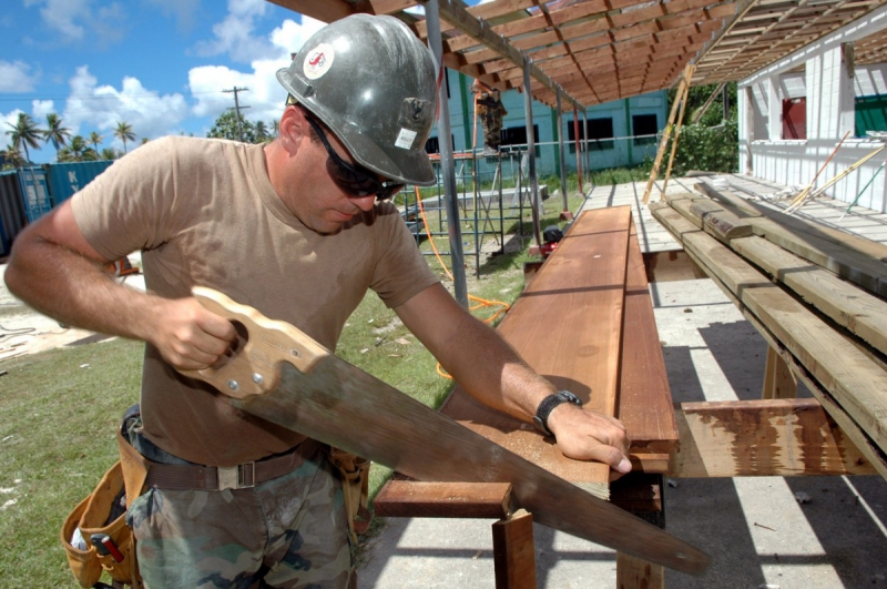 charpentier-VIDAUBAN-min_worker_construction_building_carpenter_male_job_build_helmet-893290